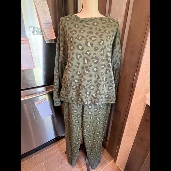 Secret Treasure Lounge Suit - Picture 1 of 5